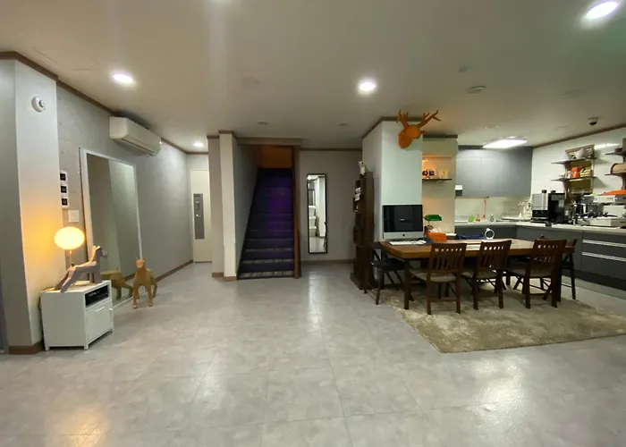 Chris House Seoel