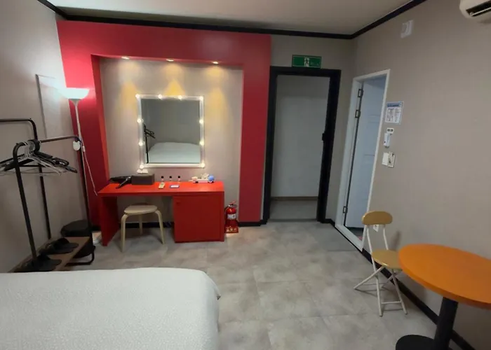 Chris House Seoel